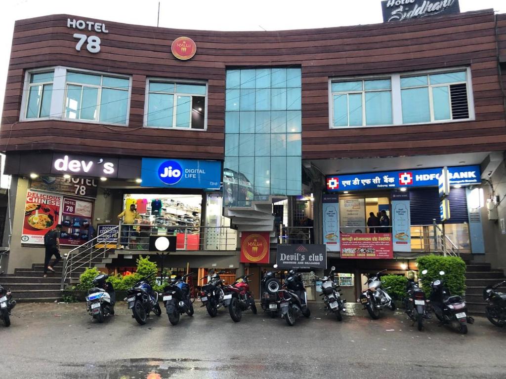 PithorāgarhHotel-78的停在大楼前的一组摩托车