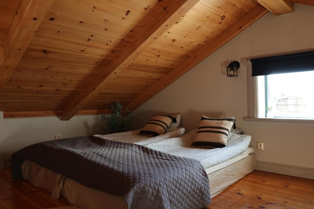 FryksåsFryksas Chalet的一间卧室配有带枕头的床