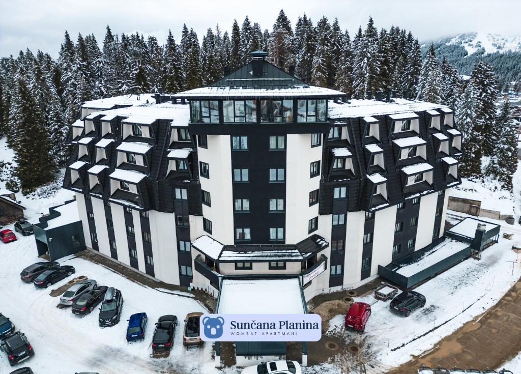 科帕奥尼克Sunčana Planina - Apartmani Wombat的雪中酒店空中景观