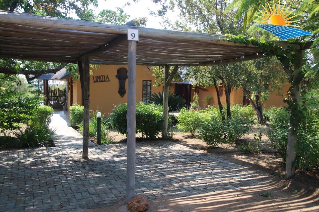 帕拉博鲁瓦Bushvilla Umoja Kruger的一个带停车计的木凉亭和一座建筑