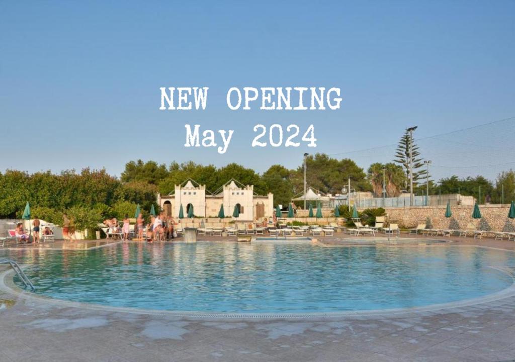 托里德欧索Hotel Thàlas Club的表示新开张的标志可能出现在度假村的游泳池