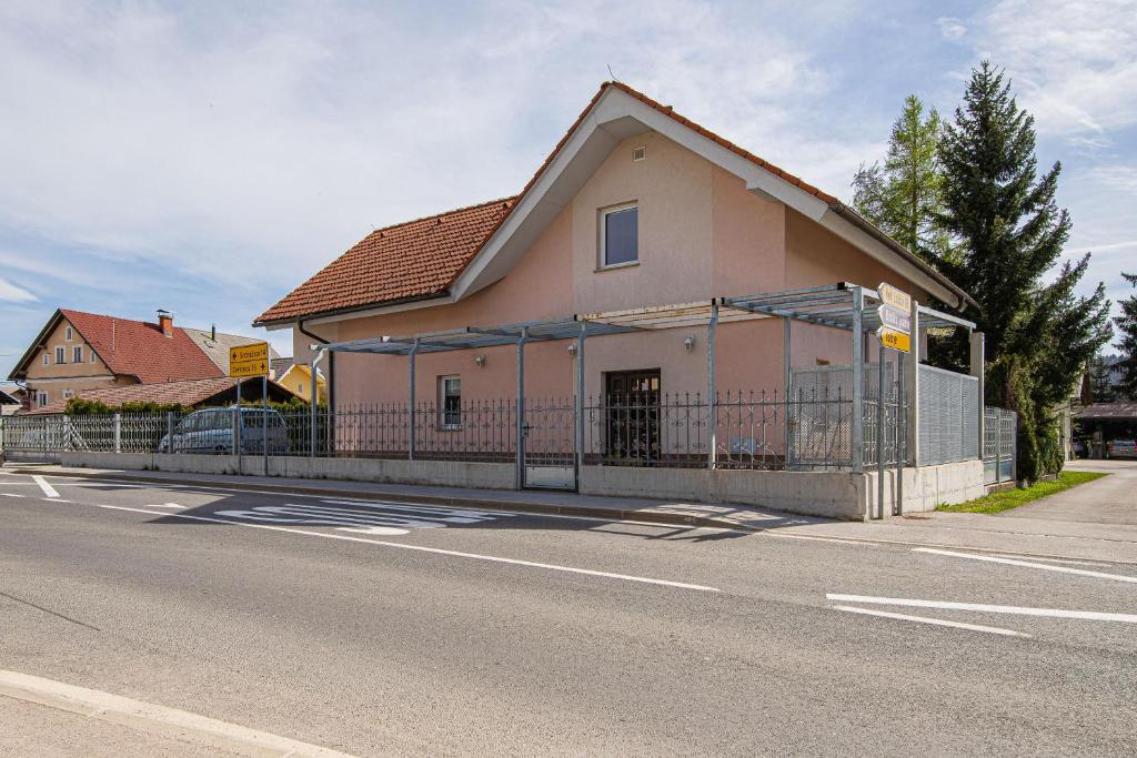 Velike BlokeApartments Lavrič - Happy Rentals的街道边有栅栏的房子