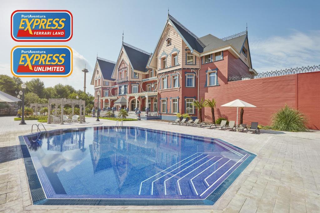萨洛PortAventura Lucy's Mansion - Includes PortAventura Park Tickets的一座大房子,前面设有一个游泳池