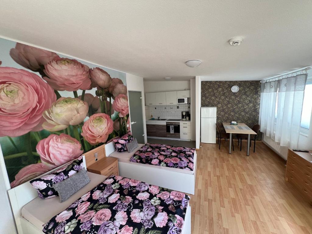 哥达Fewo 7的一间墙上有鲜花的卧室