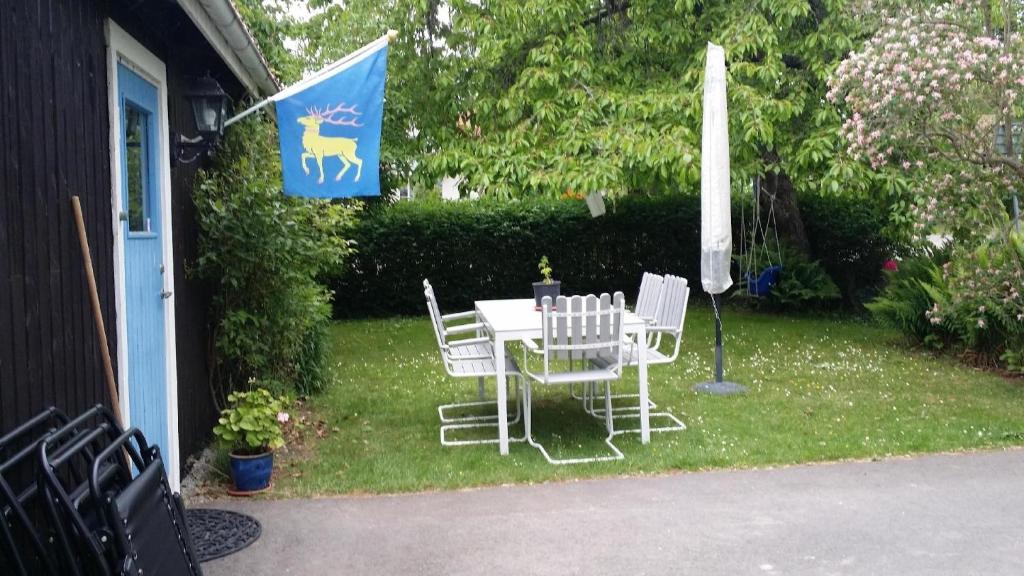 费尔耶斯塔登Gemütliches Ferienhaus mit Garten in der Nähe zum Meer的院子里的桌椅,有旗帜