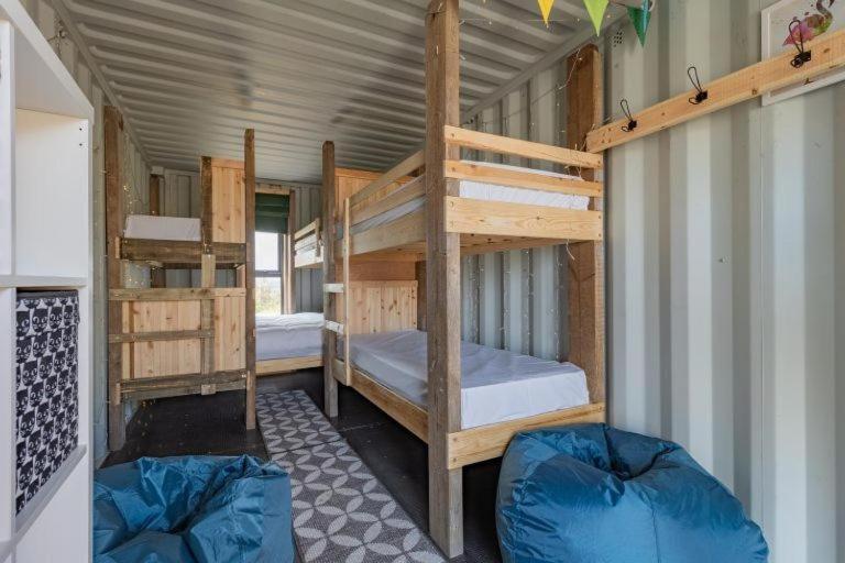 雅茅斯11 Bee Hive, Camp Tapnell的房屋内带两张双层床的客房