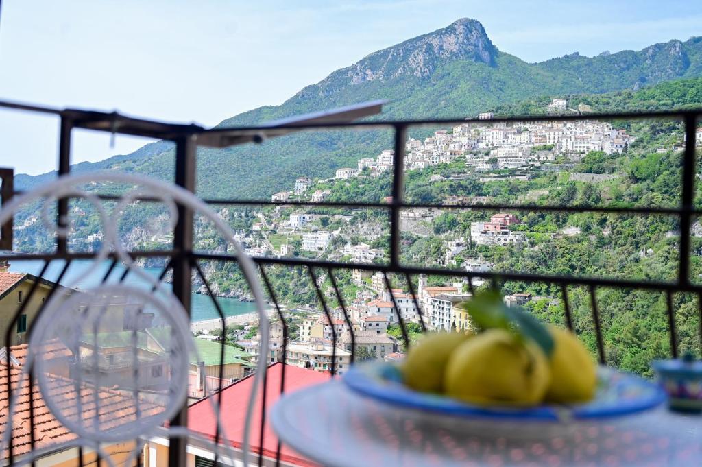 维耶特里Armarì Panoramic Flat的阳台上桌子上一盘香蕉