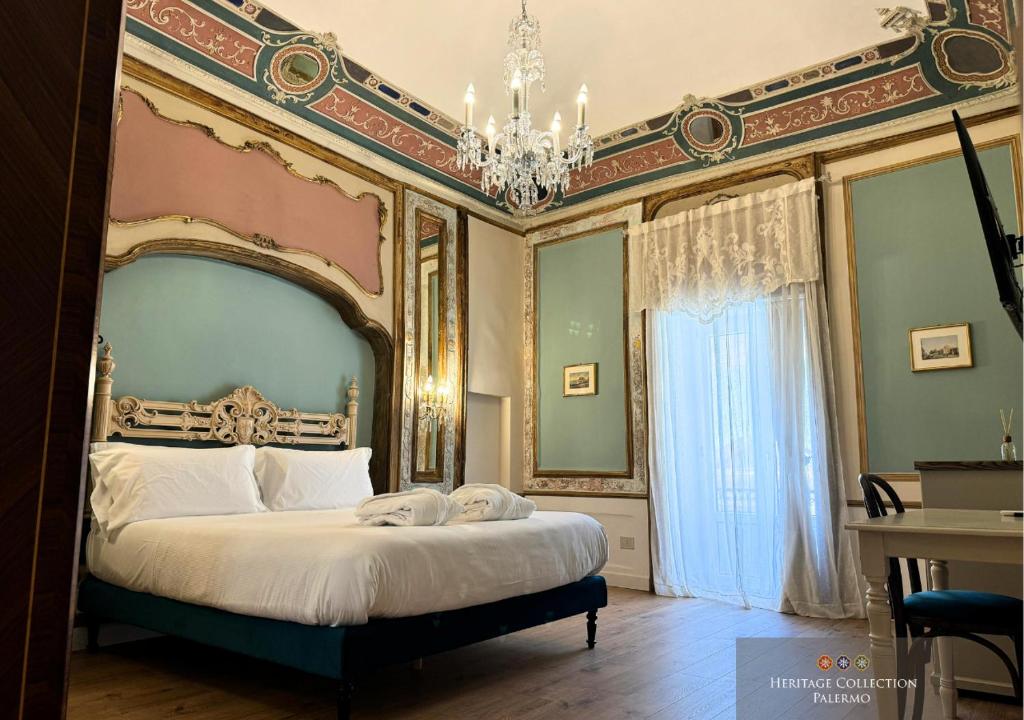 巴勒莫Heritage Collection Palermo B&B的一间卧室配有一张带吊灯的大床