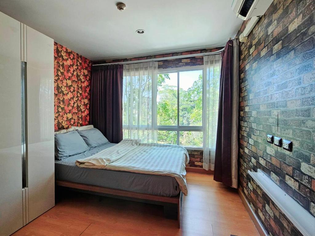卡图Plus 2 Condo Phuket by ABCD的一间小卧室,配有床和窗户