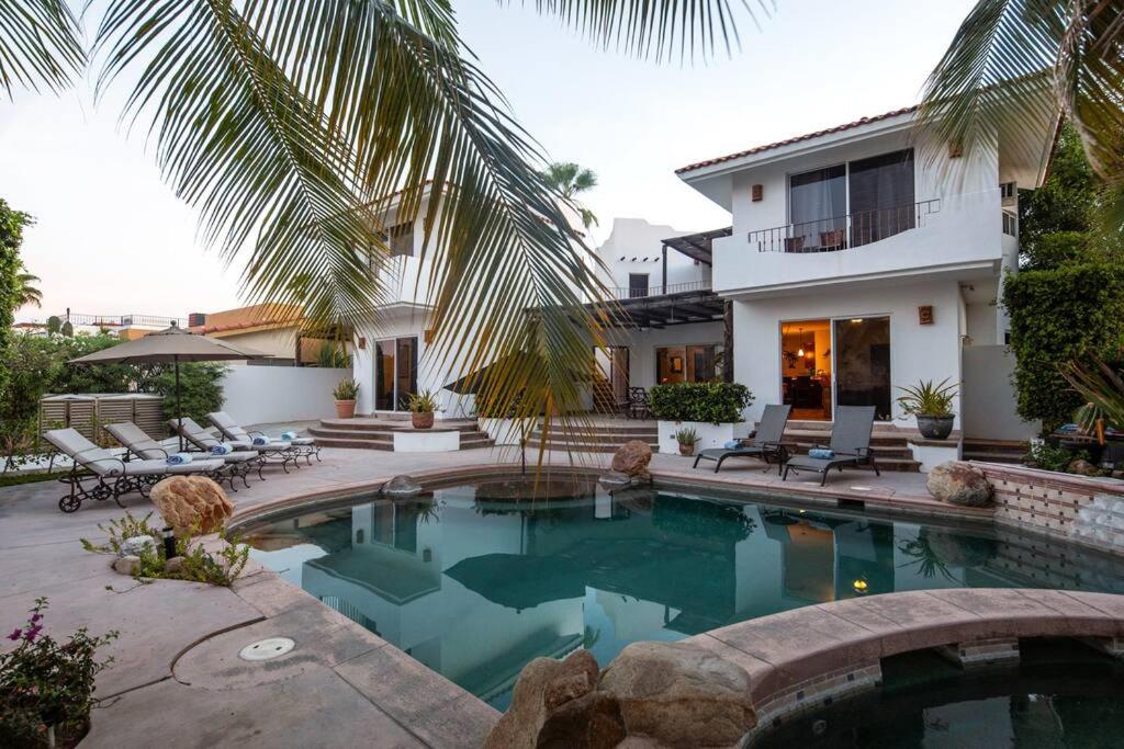 圣何塞德尔卡沃Chris Villa La Jolla San José del Cabo的房屋前有游泳池的房子