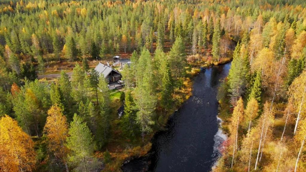 拉努阿In Love with Lapland Cabin的享有河边房屋的空中景致