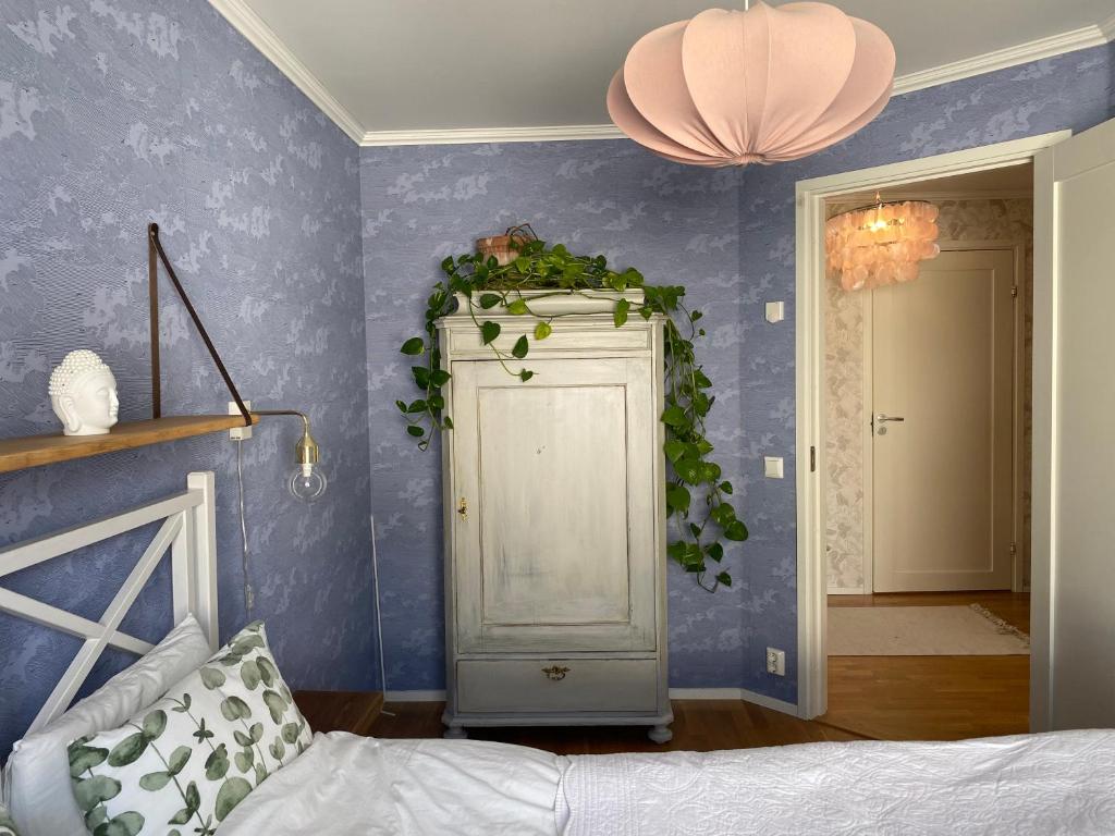 卢恩斯基尔Ljus och fräsch lägenhet i Ljungskile的一间卧室设有一张床和蓝色的墙壁