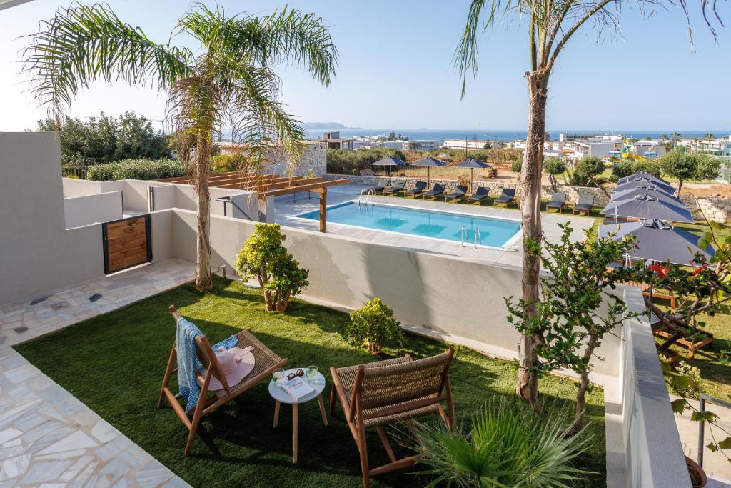 古瓦伊Basilico Suites Adults Only的后院的形象,带有游泳池和棕榈树