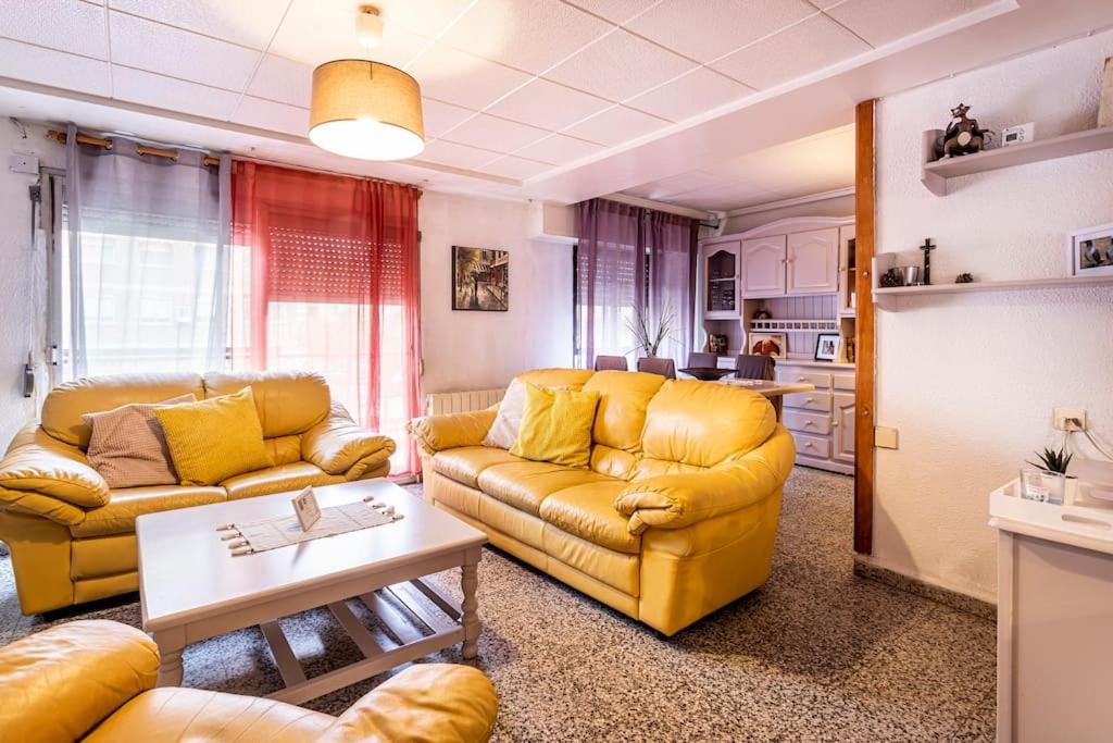 瓦伦西亚Precioso apartamento con terraza en Valencia的一间带黄色沙发的客厅和一间厨房