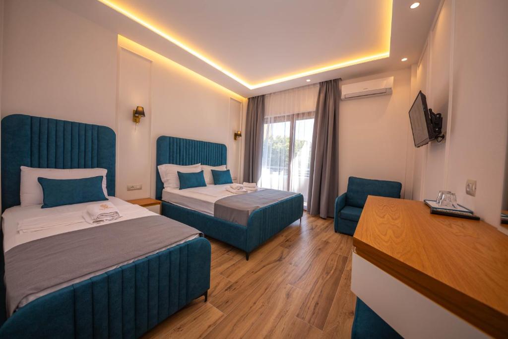 都拉斯Hotel Vila Misiri的酒店客房配有两张床和一张书桌