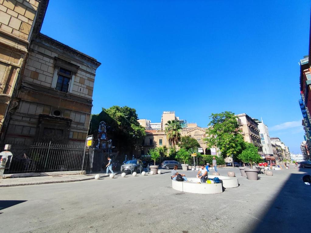 巴勒莫Politeama guest house Palermo Mimosa的一群坐在街上白桶里的人