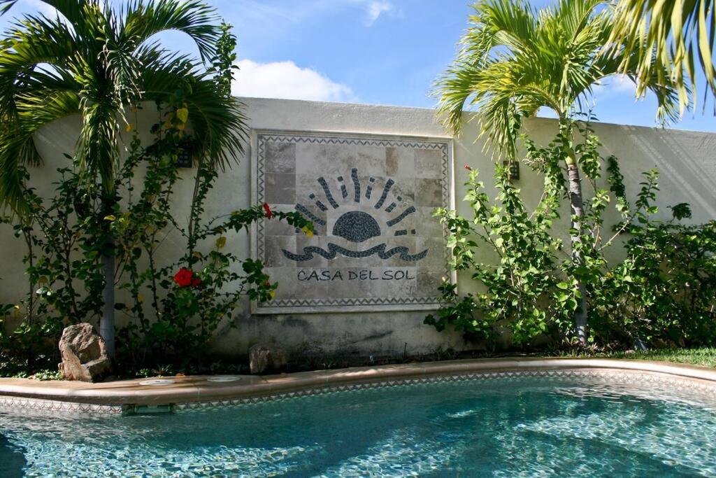 圣何塞德尔卡沃Chris Casa del Sol San José del Cabo, 5 Bedroom Private Pool and Spa的游泳池度假村的标志