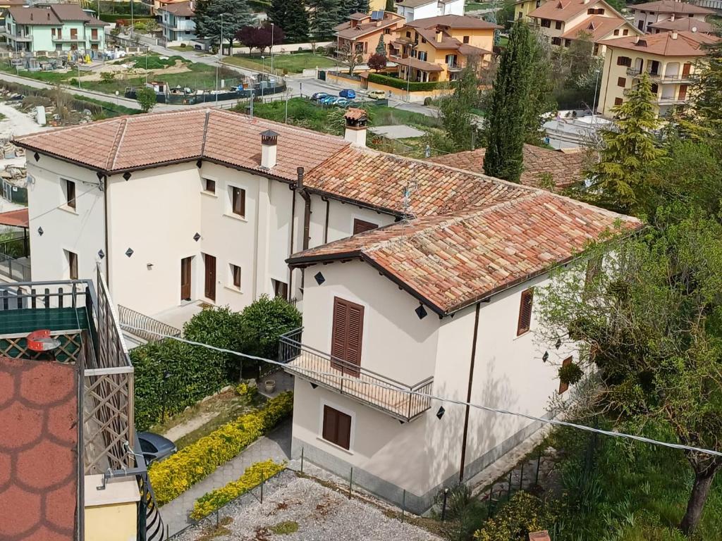 科皮托Il Roseto的享有白色房屋空中美景,设有屋顶
