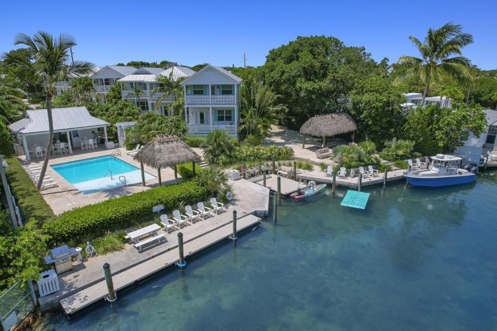 伊斯拉莫拉达Isla Key Guava - Waterfront Boutique Resort, Island Paradise, Prime Location的享有带游泳池的度假村的空中景致