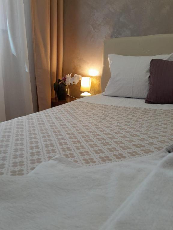 北马马亚-讷沃达里Ap Hector的卧室配有白色床和白色棉被