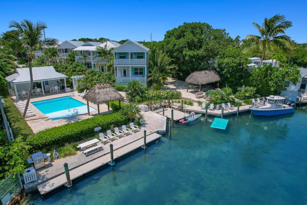 伊斯拉莫拉达Isla Key Mamey - Waterfront Boutique Resort, Island Paradise, Prime Location的享有带游泳池的度假村的空中景致