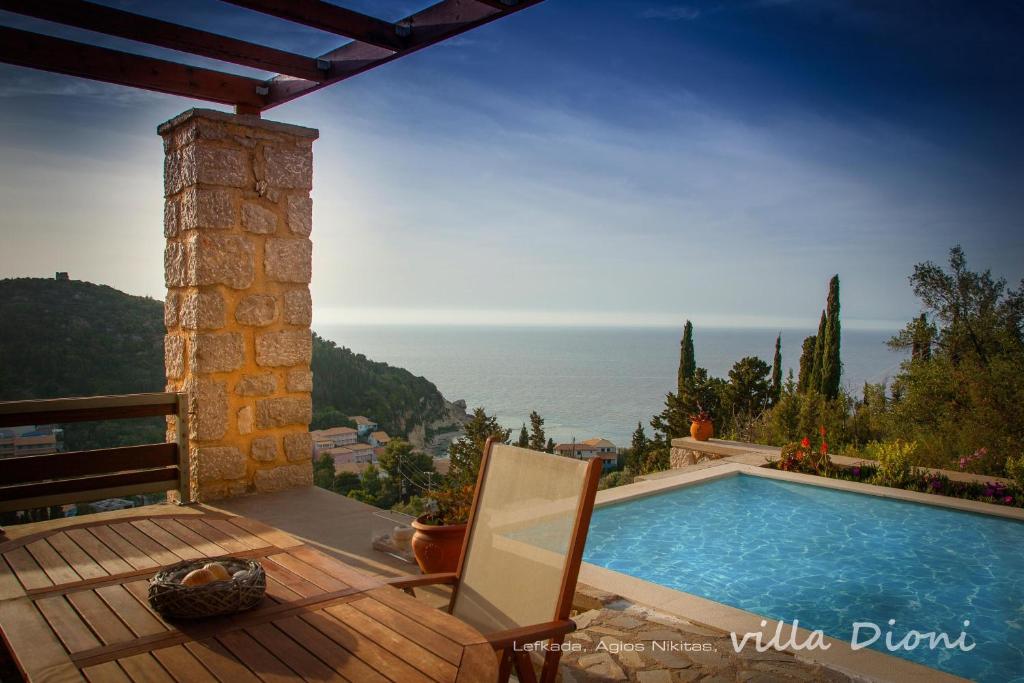 阿约斯尼奇塔斯Villa Dioni的别墅 - 带游泳池和椅子