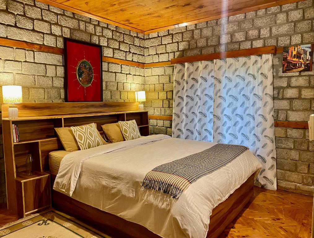 马拉里The OakHurst的卧室配有砖墙内的床铺