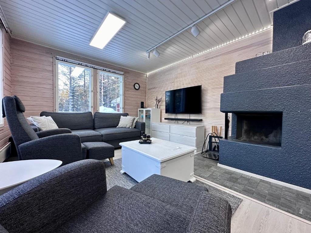 鲁卡Villa Kiviaapa in Ruka Kuusamo的带沙发和壁炉的客厅