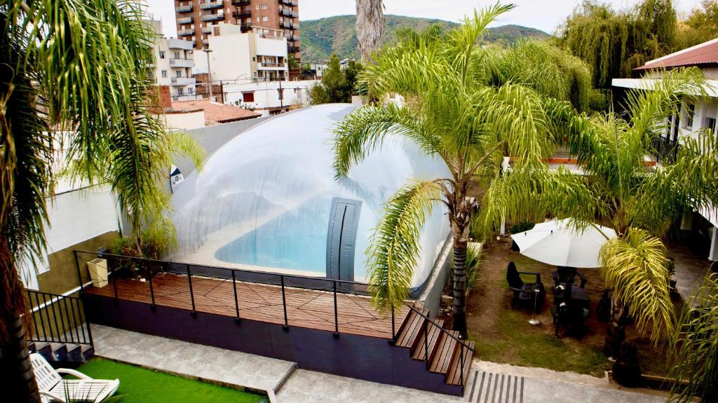 维拉卡洛斯帕兹Posada del Angel- By HVH的享有棕榈树游泳池的顶部景致