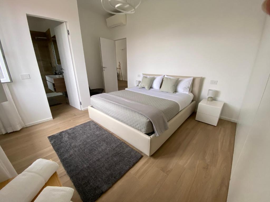 米兰La casa di GABRIELLA的白色卧室配有大床和地毯