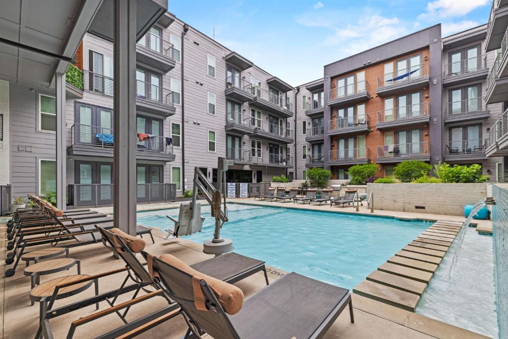 奥斯汀Placemakr Downtown Austin的一个带躺椅的室外游泳池和酒店
