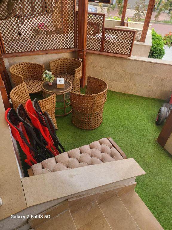 塞得港شالية غرفة ورسيبشن وحمام ومطبخ أرضي بجاردن خاص的庭院配有桌椅和草地。