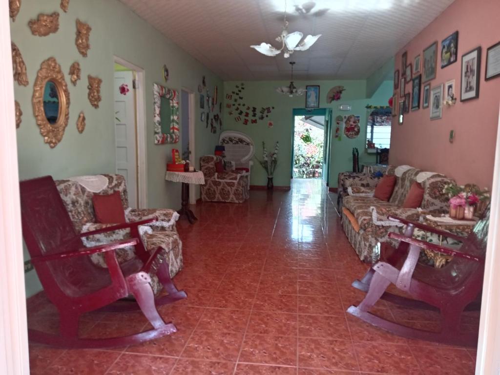 埃尔巴列德安通Villa la paz的一间客厅,客厅配有沙发和椅子