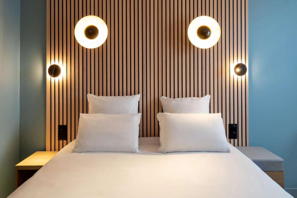 布尔昆Best Western Bourgoin Jallieu的卧室配有白色的床和2个枕头
