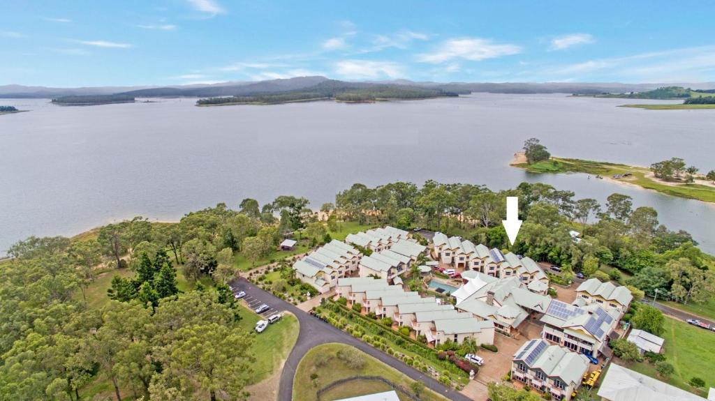 TinarooHaven- Lake Tinaroo Resort的水上度假村的空中景观