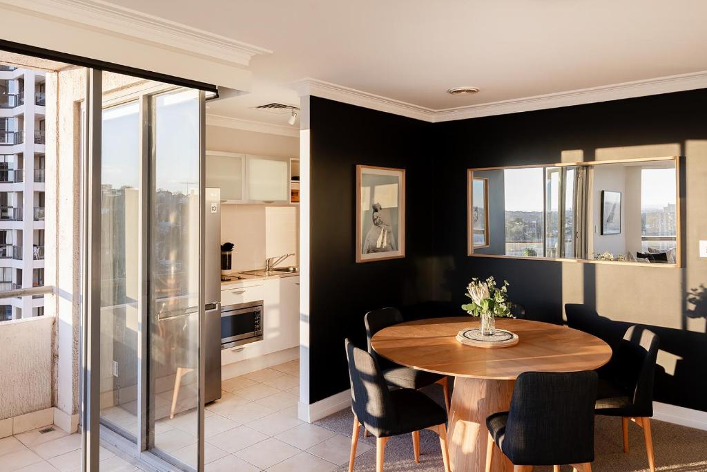 悉尼米尔森服务式公寓的一间带桌椅的用餐室