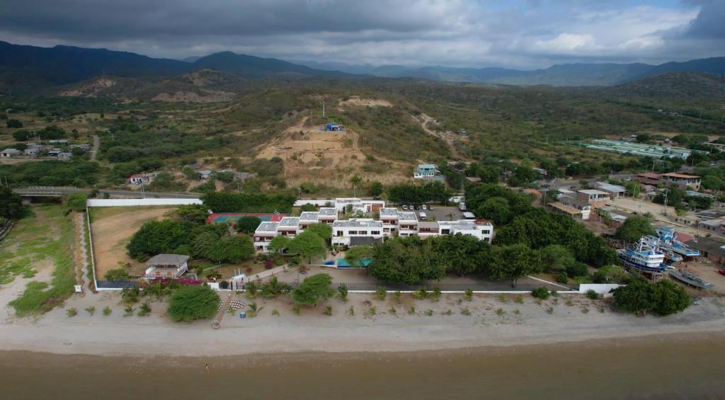 马查利亚Hostería del Parque的海滩上小镇的空中景色