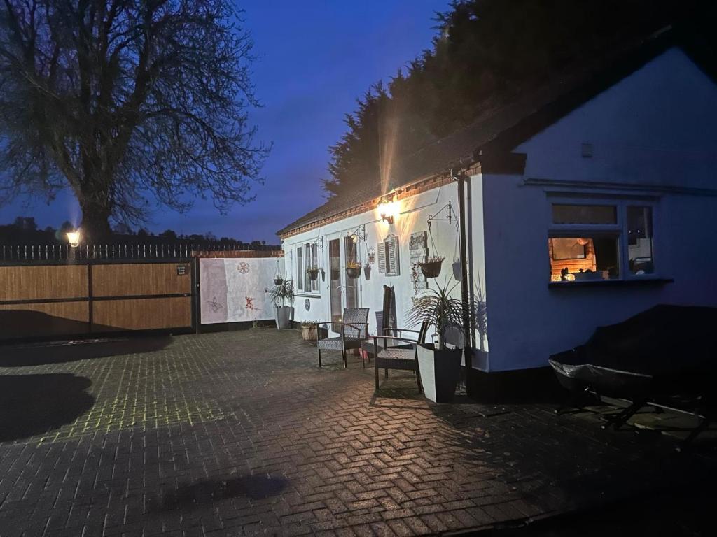伍尔弗汉普顿Shropshire Guesthouse的停在围栏旁边的白色拖车