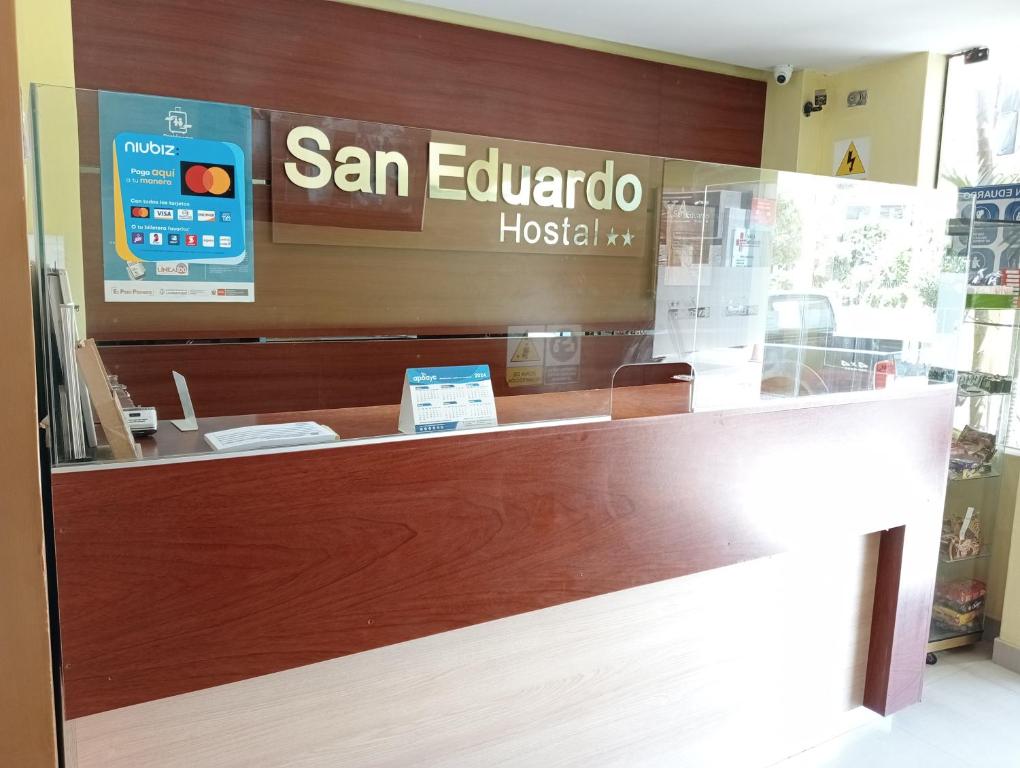 齐克拉约Hotel San Eduardo的商店柜台上的圣赤道医院标志