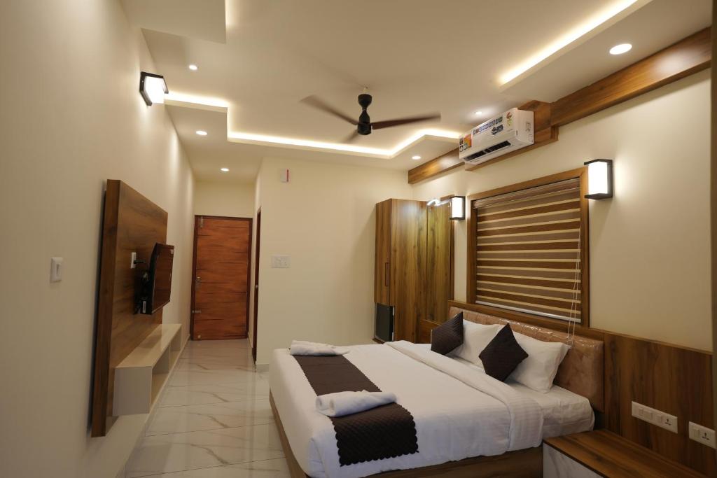 瓦亚纳德M!steria Inn near Banasura sagar的一间带大床的卧室和一间浴室