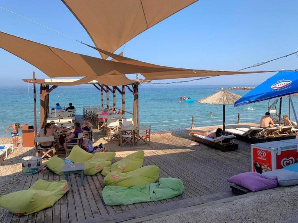 弗隆塔多斯Blue Flag Award Winning Ormos Lo Beach: Home 1的海滩上设有椅子和遮阳伞,还有大海