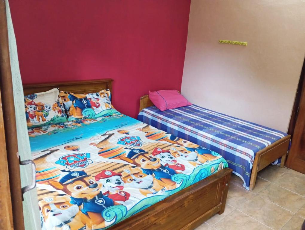 贾夫纳Nallur Mylooran Arangam的一间卧室配有两张床,其中有甜蜜的人物
