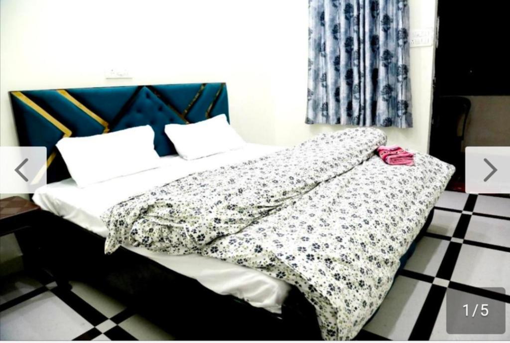 DoiwālaJolly Hill Stay的一张带黑白棉被和枕头的床