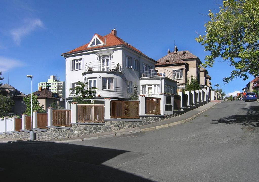 布拉格Retro Flat mit Garten, BBQ, Parken的街道边的白色房子