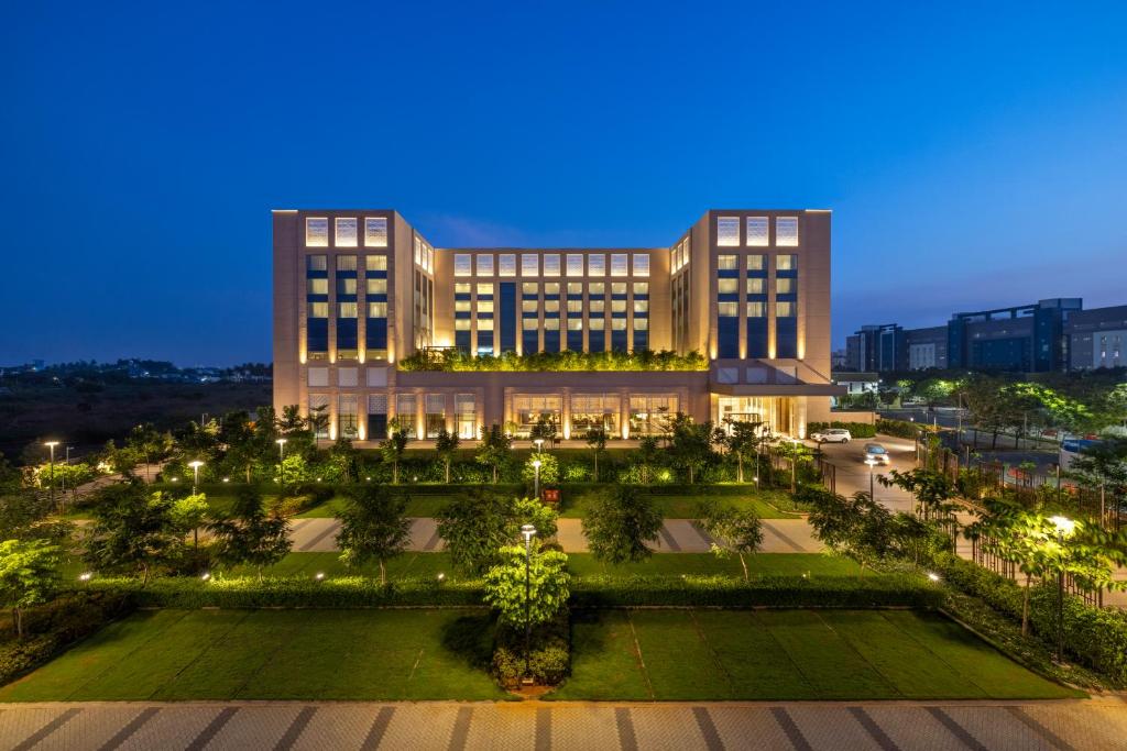 马杜赖Grand Madurai by GRT Hotels的一座大型建筑,前面有一个公园