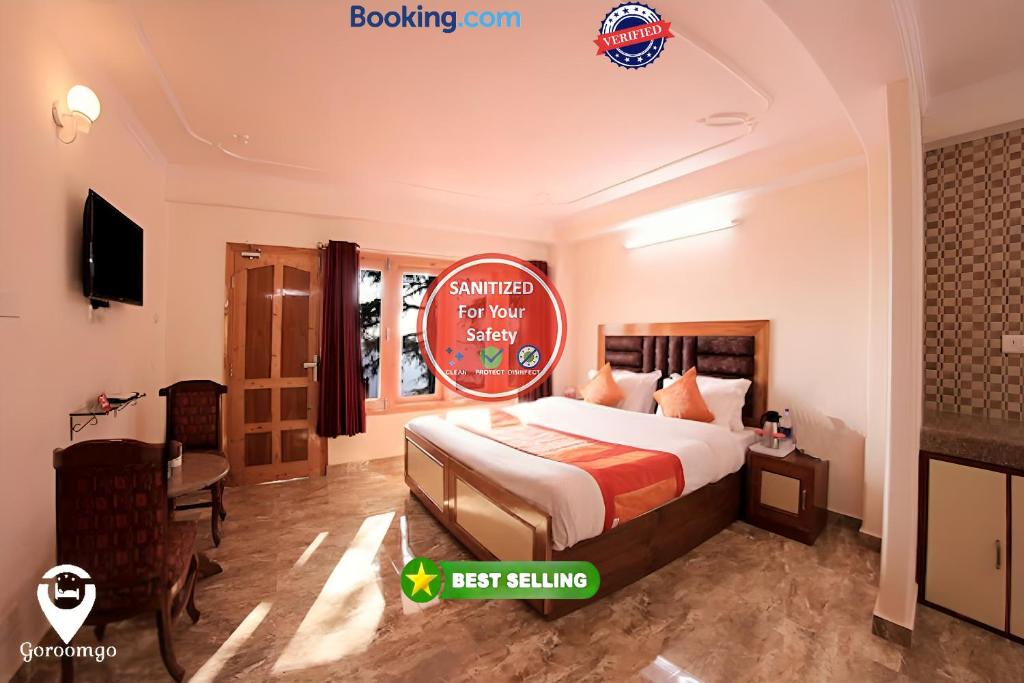 西姆拉Goroomgo Kalra Regency - Best Hotel Near Mall Road with Parking Facilities - Luxury Room Mountain View的一间酒店客房,配有一张比你所说的更聪明的床和标志