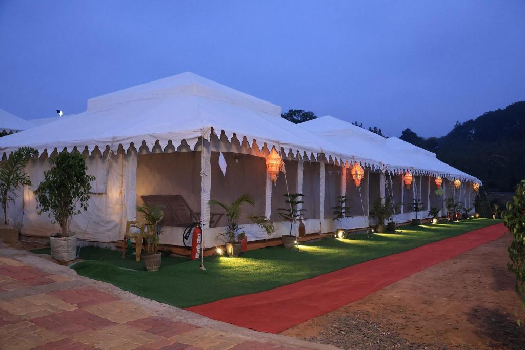 阿拉哈巴德Shivadya Camps MAHAKUMBH Mela的草坪上带灯的大型白色帐篷