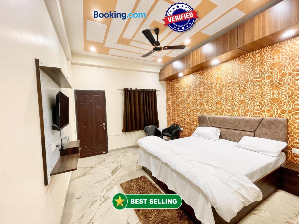 瓦拉纳西Hotel Sunayana Guest House ! Varanasi fully-Air-Conditioned hotel at prime location, near Kashi Vishwanath Temple, and Ganga ghat的一间卧室配有一张床,墙上配有电视