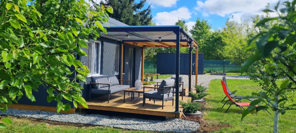 阿夫里格Tiny House Valea Avrigului的花园中带凉亭的小房子