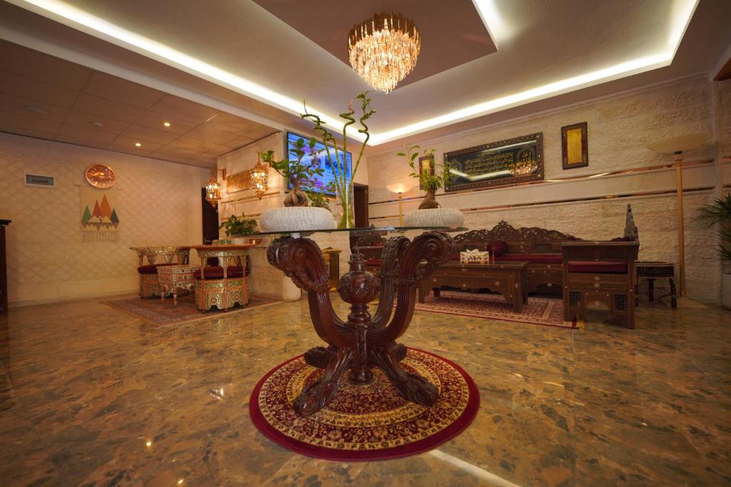 瓦迪穆萨Petra Plaza Hotel的客厅,中间配有桌子